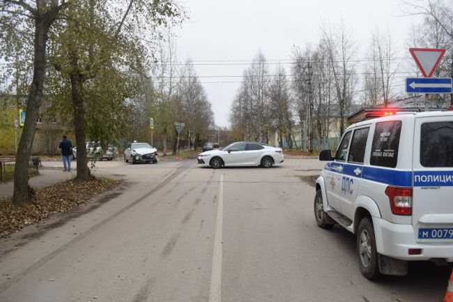 В Ухте на улице Дзержинского столкнулись Kia Spectr и Toyota Wish